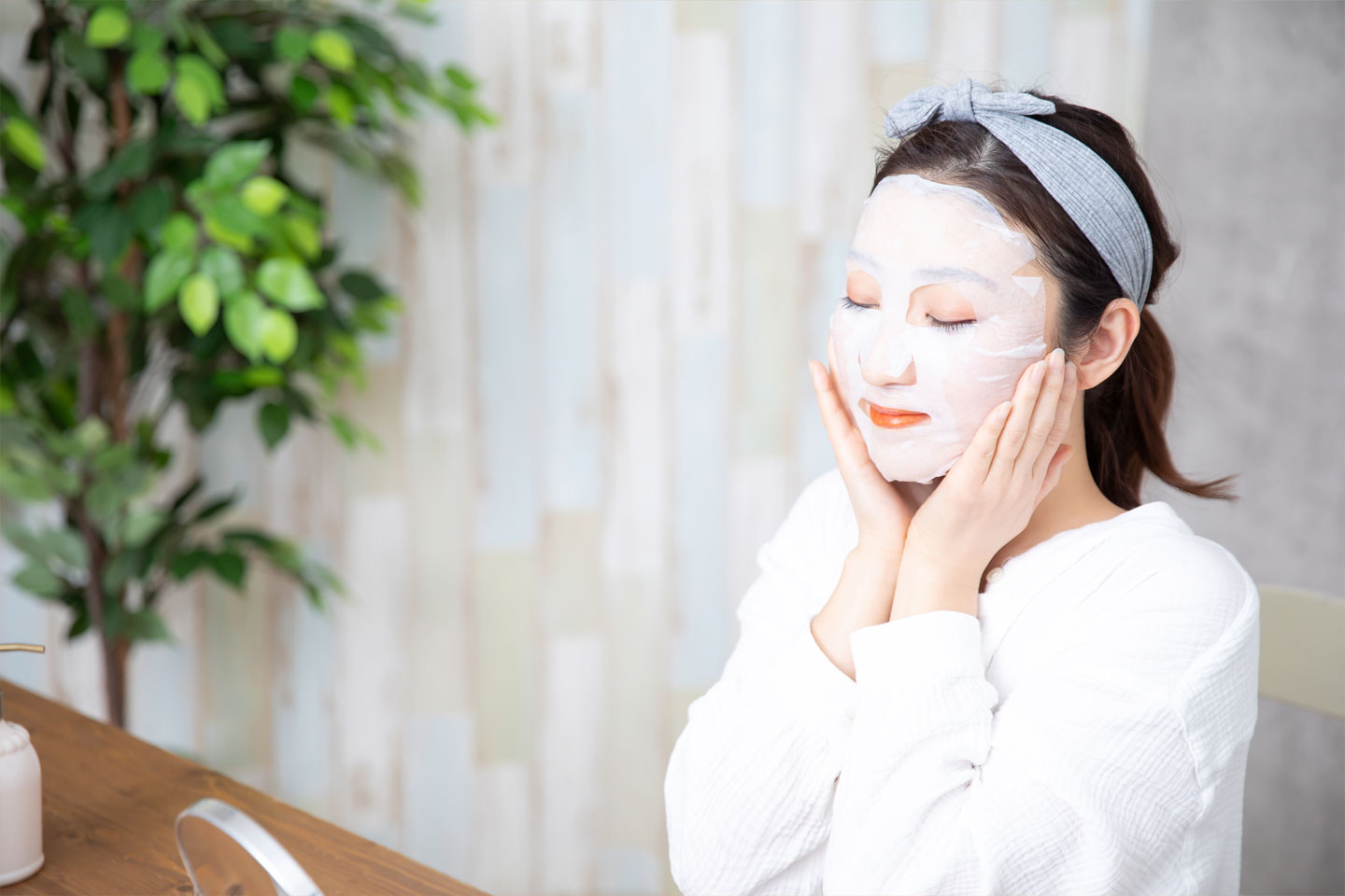フェイスパックを使用している女性